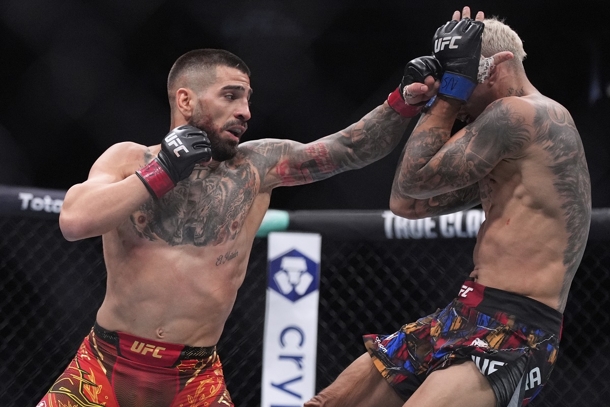 Ilia Topuria, left, fights Charles Oliveira in a lightweight title fight at UFC 317, Saturday, June 28, 2025, in Las Vegas. (AP Photo/John Locher)
