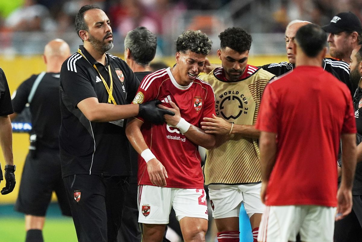 Al Ahly's Emam Ashour, center, leaves the pitch after injuring during the Club World Cup group A soccer match between Al Ahly and Inter Miami in Miami, Fla., Saturday, June 14, 2025. (AP Photo/Rebecca Blackwell)