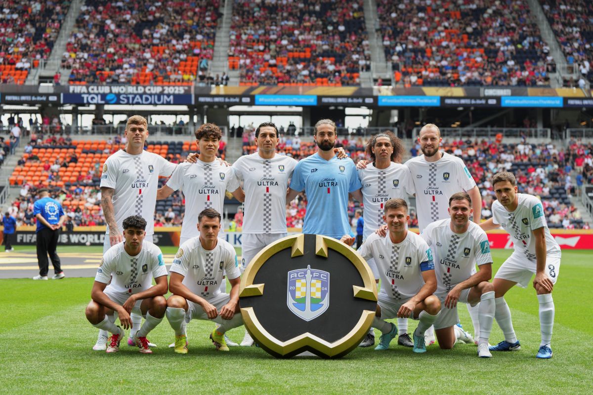 Auckland City players pose before the Club World Cup group C soccer match between Bayern Munich and Auckland City in Cincinnati, Sunday, June 15, 2025. (AP Photo/Jeff Dean)
