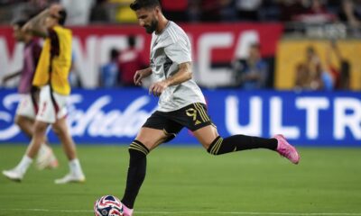 Los Angeles FC's Olivier Giroud warms up before the Club World Cup Group D soccer match between Los Angeles FC and Flamengo in Orlando, Fla., Tuesday, June 24, 2025. (AP Photo/John Raoux)