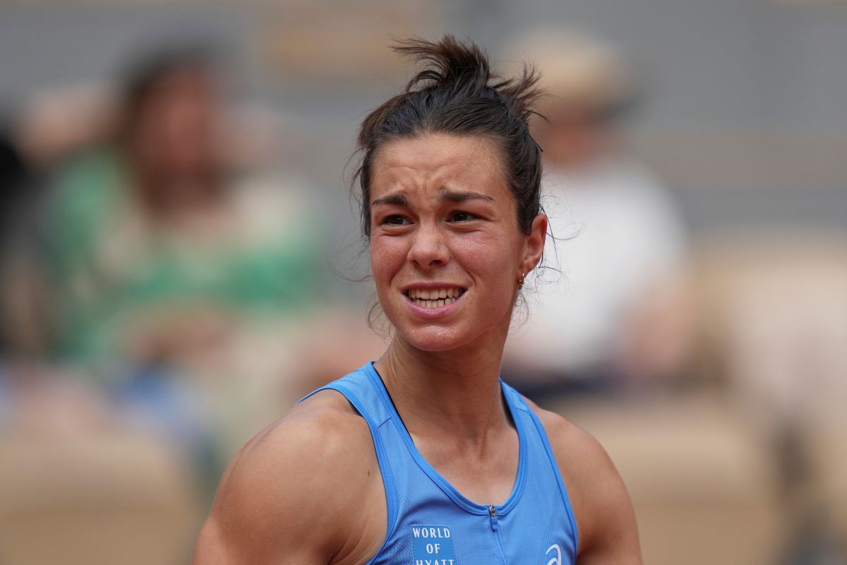 rance's Lois Boisson reacts as she plays against Jessica Pegula of the U.S. during their fourth round match of the French Tennis Open at the Roland-Garros stadium in Paris, Monday, June 2, 2025. (AP Photo/Thibault Camus)