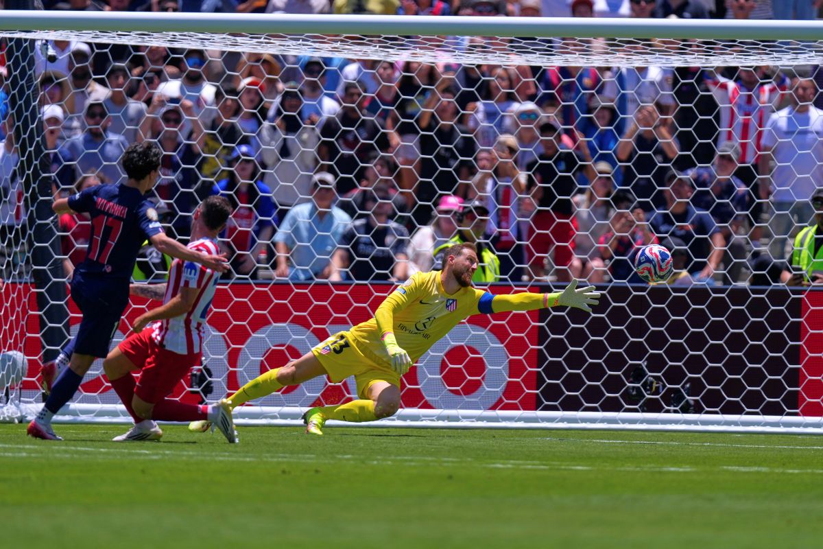 Atletico Madrid's goalkeeper Jan Oblak, right, fails to block a shot by Paris Saint-Germain's Vitinha, left, to score his side's second goal during the Club World Cup group B soccer match between PSG and Atletico Madrid, in Pasadena, Calif., Sunday, June 15, 2025. (AP Photo/Mark J. Terrill)