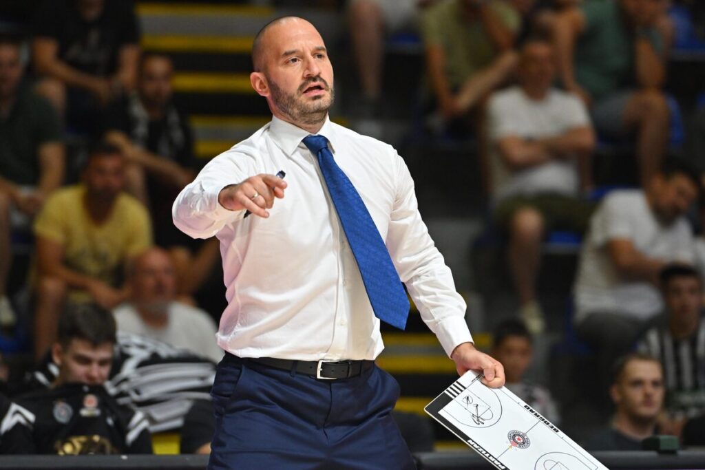 Trener Partizana na utakmici Prvenstva Srbije protiv FMP Zeleznika u hali Aleksandar Nikolic Pionir, Beograd 19.06.2025. godine Foto: Marko Metlas Kosarka, Partizan, Prvenstvo Srbije, FMP Zeleznik, Kosarkaska liga Srbije, KLS