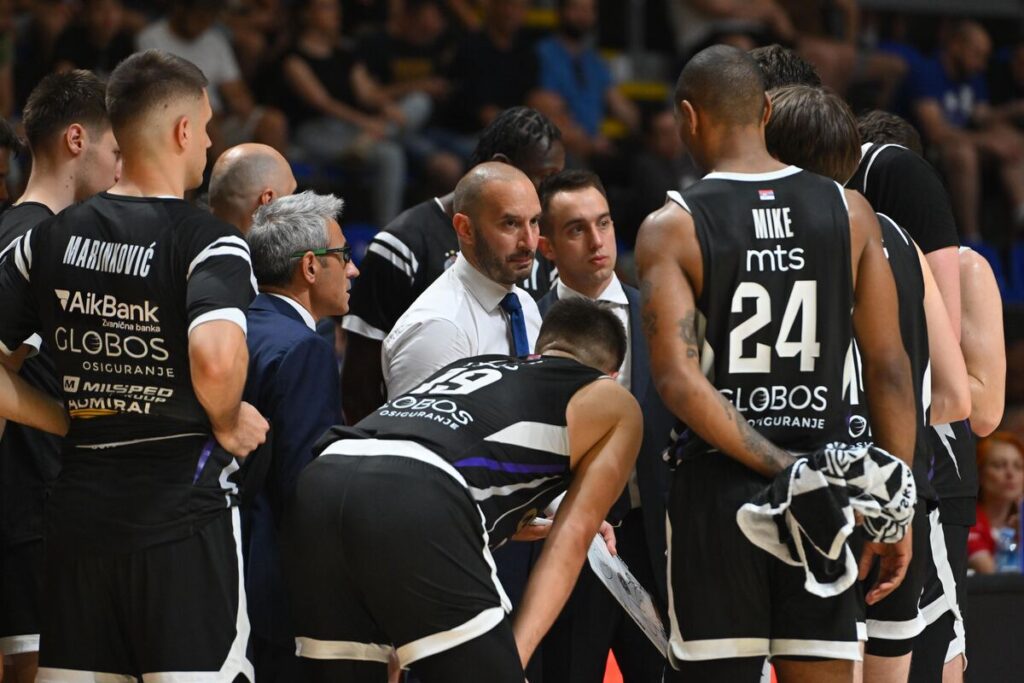 Trener i košarkaši Partizana na utakmici Prvenstva Srbije protiv FMP Zeleznika u hali Aleksandar Nikolic Pionir, Beograd 19.06.2025. godine Foto: Marko Metlas Kosarka, Partizan, Prvenstvo Srbije, FMP Zeleznik, Kosarkaska liga Srbije, KLS
