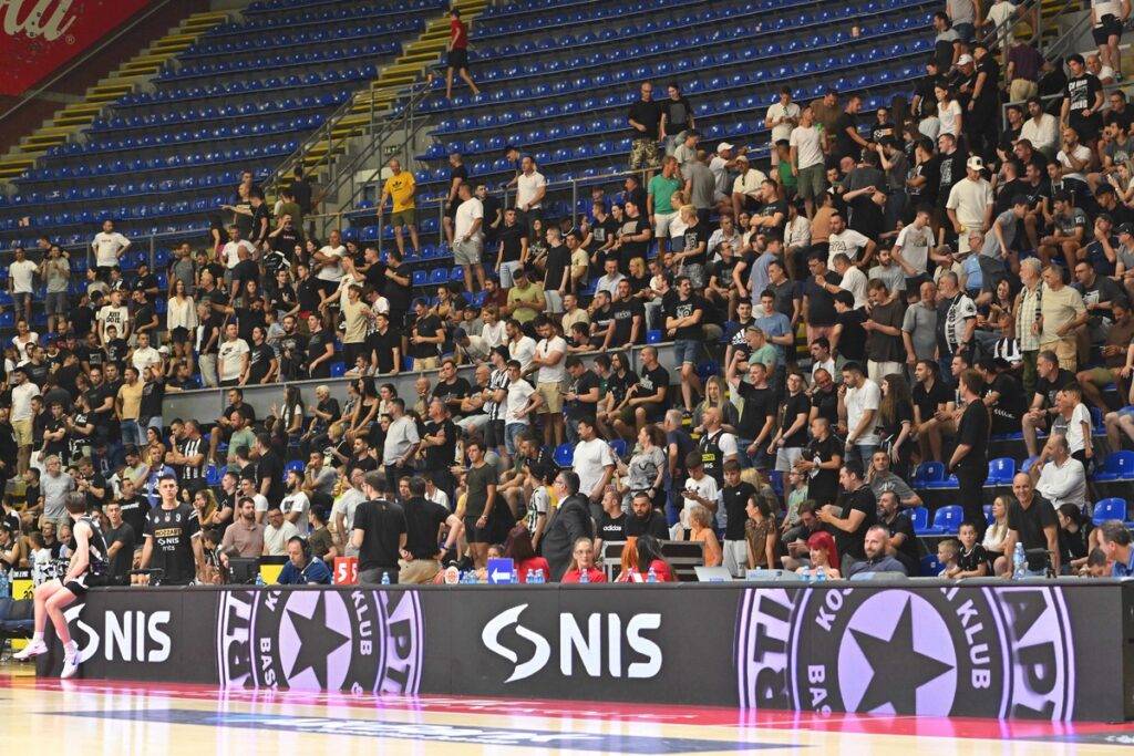 Navijači Partizana na utakmici Prvenstva Srbije protiv FMP Zeleznika u hali Aleksandar Nikolic Pionir, Beograd 19.06.2025. godine Foto: Marko Metlas Kosarka, Partizan, Prvenstvo Srbije, FMP Zeleznik, Kosarkaska liga Srbije, KLS