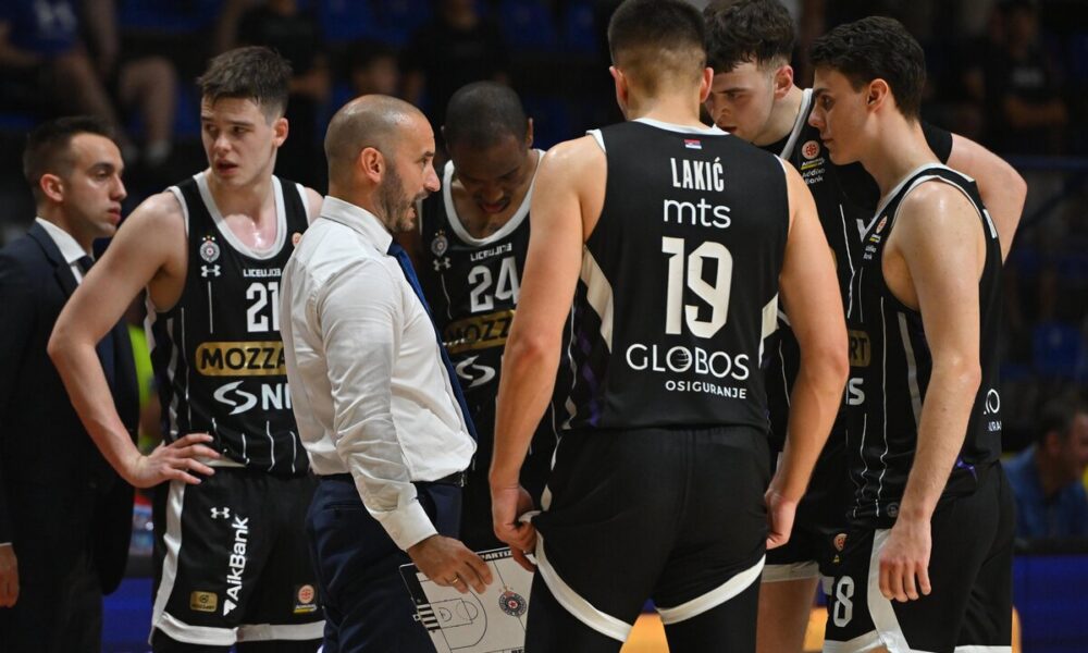 Trener i košarkaši Partizana na utakmici Prvenstva Srbije protiv FMP Zeleznika u hali Aleksandar Nikolic Pionir, Beograd 19.06.2025. godine Foto: Marko Metlas Kosarka, Partizan, Prvenstvo Srbije, FMP Zeleznik, Kosarkaska liga Srbije, KLS