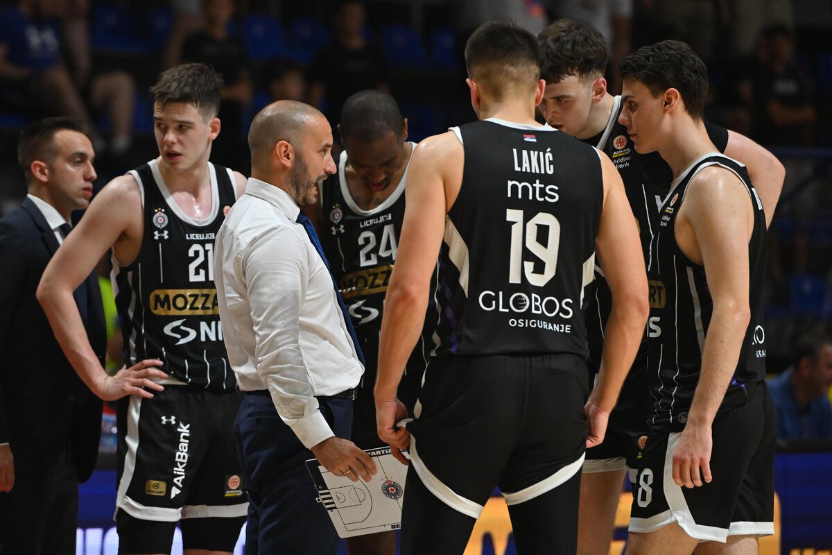 Trener i košarkaši Partizana na utakmici Prvenstva Srbije protiv FMP Zeleznika u hali Aleksandar Nikolic Pionir, Beograd 19.06.2025. godine Foto: Marko Metlas Kosarka, Partizan, Prvenstvo Srbije, FMP Zeleznik, Kosarkaska liga Srbije, KLS