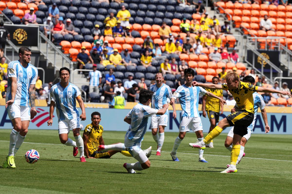 Borussia Dortmund's Daniel Svensson, right, scores his side's opening goal during the Club World Cup Group F soccer match between Borussia Dortmund and Ulsan in Cincinnati, Wednesday, June 25, 2025. (AP Photo/Jeff Dean)