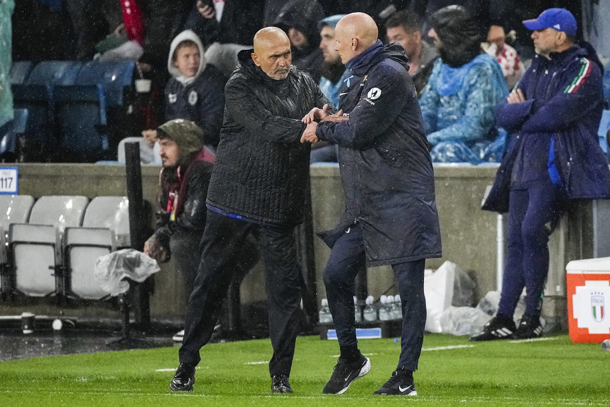 Norway's manager Ståle Solbakken, right, and Italy's national Luciano Spalletti greet each othe rafter a World Cup qualifying soccer match against Italy, Friday, June 6, 2025, at Ullevaal Stadium in Oslo, Norway. (Cornelius Poppe/NTB Scanpix via AP)