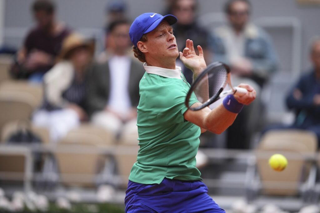 Italy's Jannik Sinner plays a shot against Kazakhstan's Alexander Bublik during their quarterfinal match of the French Tennis Open at the Roland-Garros stadium in Paris, Wednesday, June 4, 2025. (AP Photo/Lindsey Wasson)