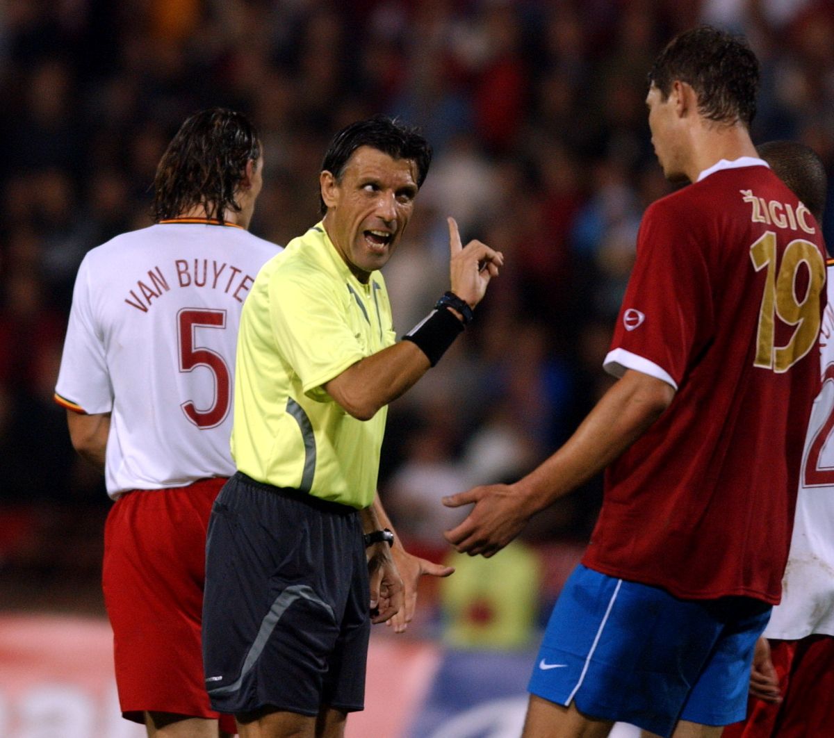 FUDBAL - DOMENICO MESSINA - Domeniko Mesina, sudija iz Italije, i NIKOLA ZIGIC, fudbaler Srbije. Beograd, 07.10.2006. photo:N.Parausic