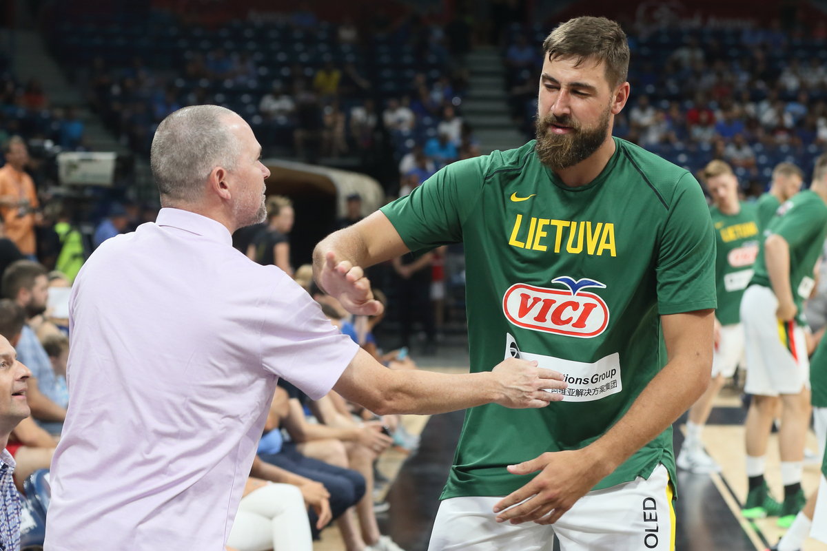 MICHAEL MALONE Majkl Meloun trener Denver Nagetsa i JONAS VALANCIUNAS kosarkas reprezentacije Litvanije na prijateljskoj utakmici protiv Srbije u Stark Beogradskoj areni, Beograd 10.08.2019. godine Foto: Marko Metlas Kosarka, Srbija, Litvanija, Prijateljska utakmica