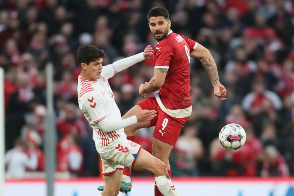 ALEKSANDAR MITROVIC fudbaler reprezentacije Srbije na prijateljskoj utakmici protiv CHRISTIAN NORGAARD Kristijan Norgard iz Danske na stadionu Parken, Kopenhagen 29.03.2022. godine Foto: Marko Metlas