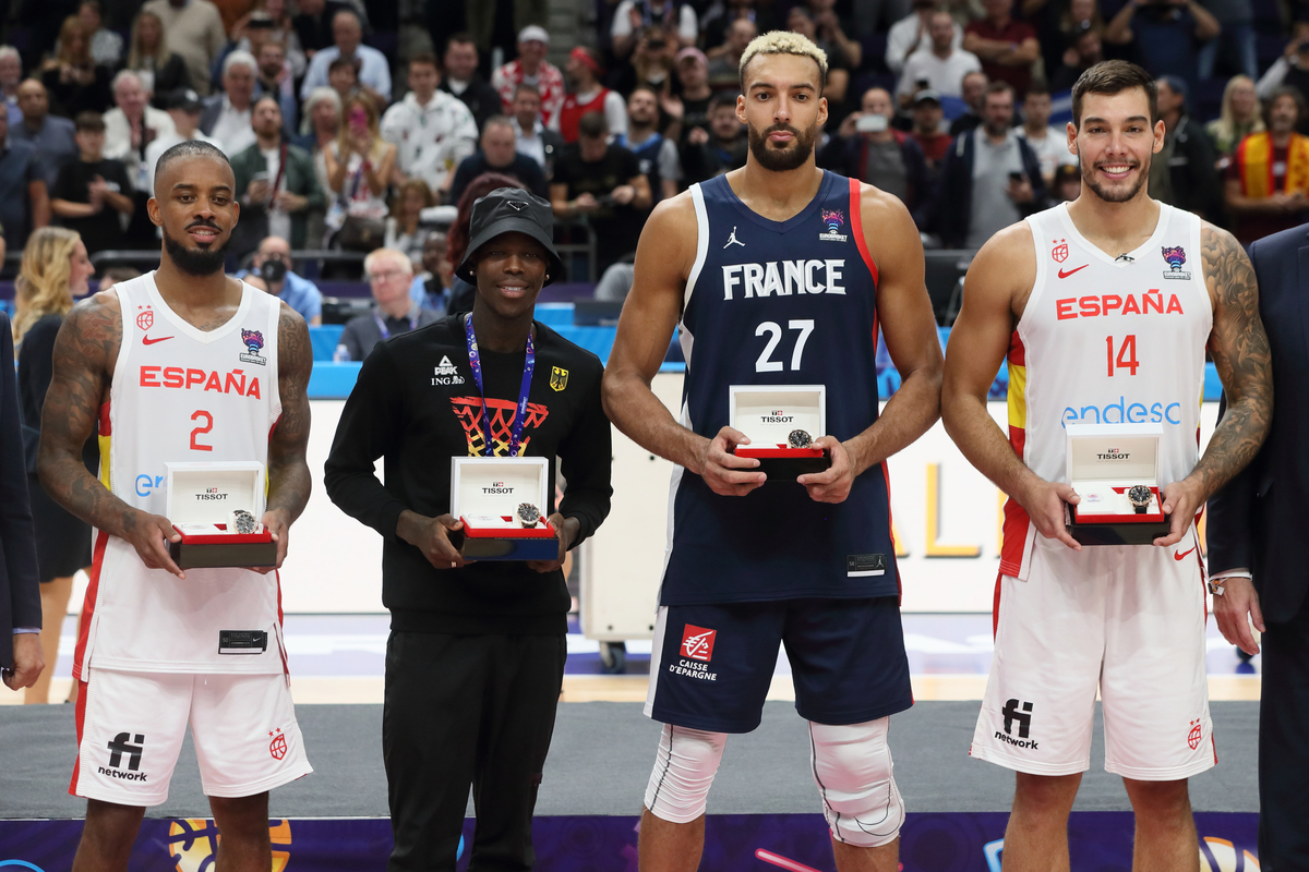 LORENZO BROWN Lorenco Braun, DENNIS SCHRODER Denis Sreder, RUDY GOBERT Rudi Gober, WILLY HERNANGOMEZ Vili Ernangomez najbolja petorka MVP kosarkasi reprezentacije Spanije na utakmici finala zlatna medalja FIBA Evropskog prvenstva protiv Francuske u Mercedes Benc areni, Berlin 18.09.2022. godine Foto: Marko Metlas Kosarka, Francuska, FIBA Evropsko prvenstvo, Spanija