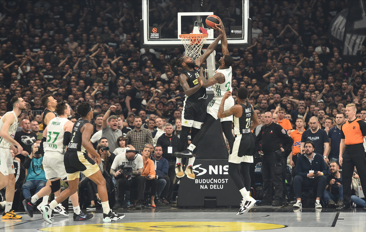 DWAYNE BACON Dvejn Bejkon, kosarkas Panatinaikosa, na utakmici Evrolige protiv Partizana, i MATHIAS LESSORT MAtijas Lesor, u Beogradskoj Stark areni. Beograd, 14.04.2023. foto: Nebojsa Parausic Kosarka, Euroleague, Partizan, Panatinaikos