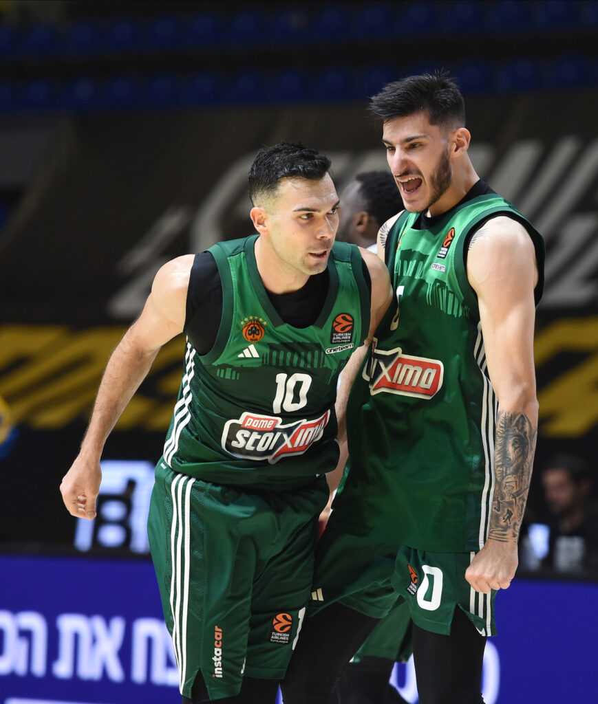 KOSTAS SLOUKAS Kostas Slukas, i PANAGIOTIS KALAITZAKIS Panajotis Kalaicakis, kosarkasi Panatinaikosa, proslavljaju pobedu na utakmici plejofa Evrolige, protiv Makabija, u hali Aleksandar Nikolic. Beograd, 02.05.2024. photo: Nebojsa Parausic Kosarka, Euroleague, Makabi, Panatinaikos, Radost
