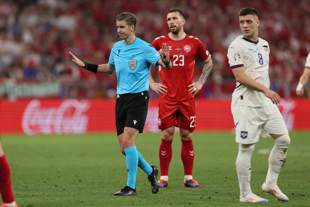FRANCOIS LETEXIER Fransoa Leteksije sudija iz Francuske fudbaleri reprezentacije Srbije na utakmici UEFA Evropskog prvenstva 2024 godine protiv Danske na stadionu Minhen fudbal arena, Minhen, 25.06.2024. godine Foto: Marko MetlasFudbal, Reprezentacija, Srbija, UEFA Evropsko prvenstvo, EURO 2024, Danska