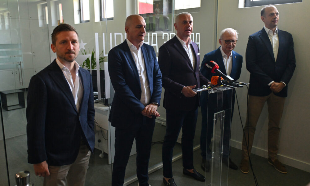 MARKO MARIN clan Uprave, MITAR MRKELA sportski direktor, ZVEZDAN TERZIC direktor, SVETOZAR MIJAILOVIC predsednik, MARKO PETROVIC clan Uprave fudbalera Crvene zvezde okupljanje na stadionu Rajka Mitica, Beograd, 16.06.2025. godine Foto: Marko Metlas Fudbal, Crvena zvezda, Okupljanje