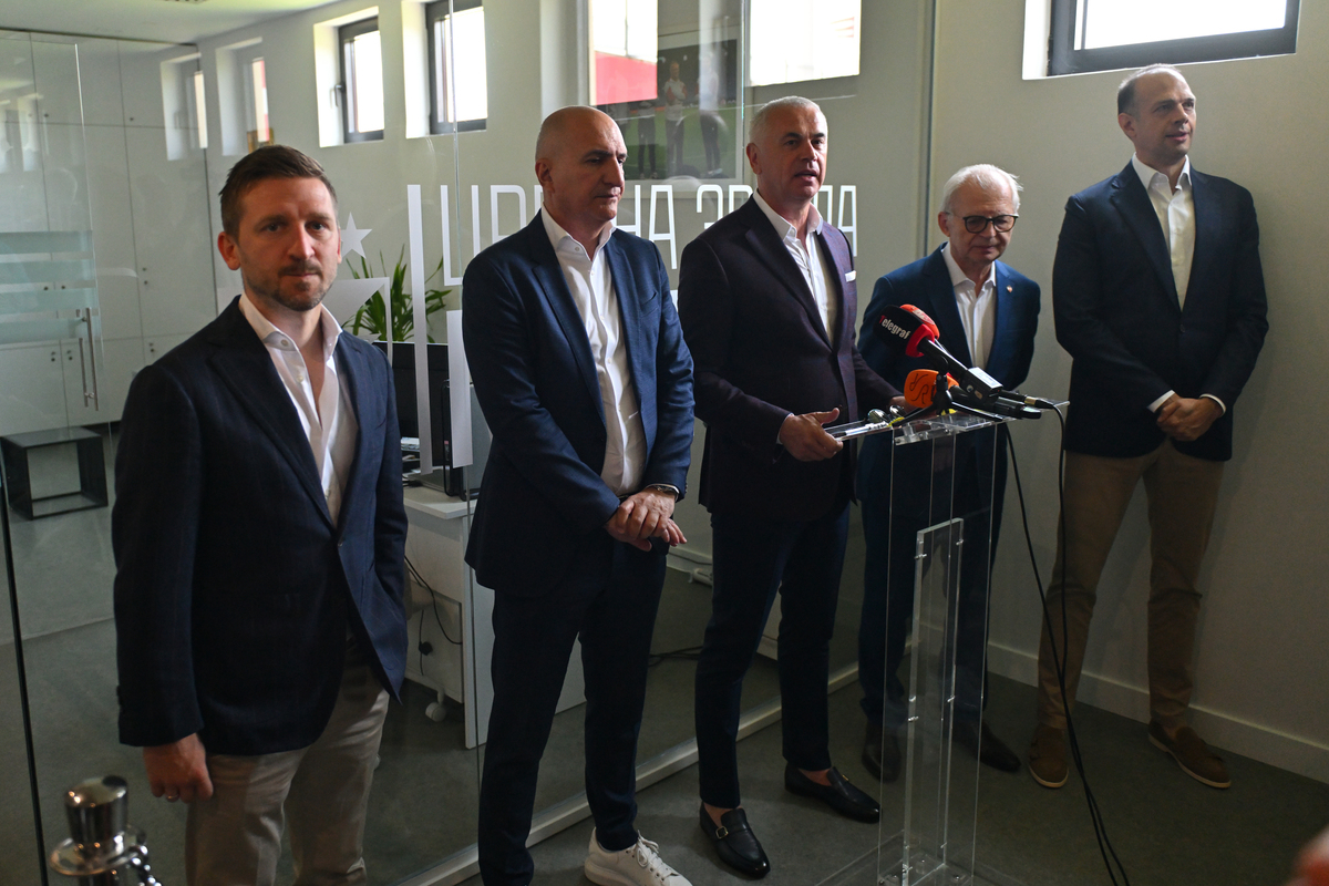 MARKO MARIN clan Uprave, MITAR MRKELA sportski direktor, ZVEZDAN TERZIC direktor, SVETOZAR MIJAILOVIC predsednik, MARKO PETROVIC clan Uprave fudbalera Crvene zvezde okupljanje na stadionu Rajka Mitica, Beograd, 16.06.2025. godine Foto: Marko Metlas Fudbal, Crvena zvezda, Okupljanje