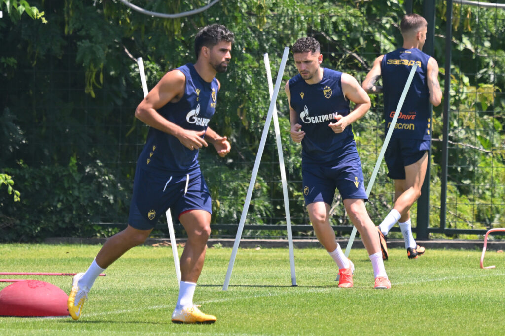 RODRIGO DE SOUZA PRADO RODRIGAO, MILOS VELJKOVIC fudbaleri Crvene zvezde trening na stadionu Rajka Mitica, Beograd, 16.06.2025. godine Foto: Marko Metlas Fudbal, Crvena zvezda, Trening