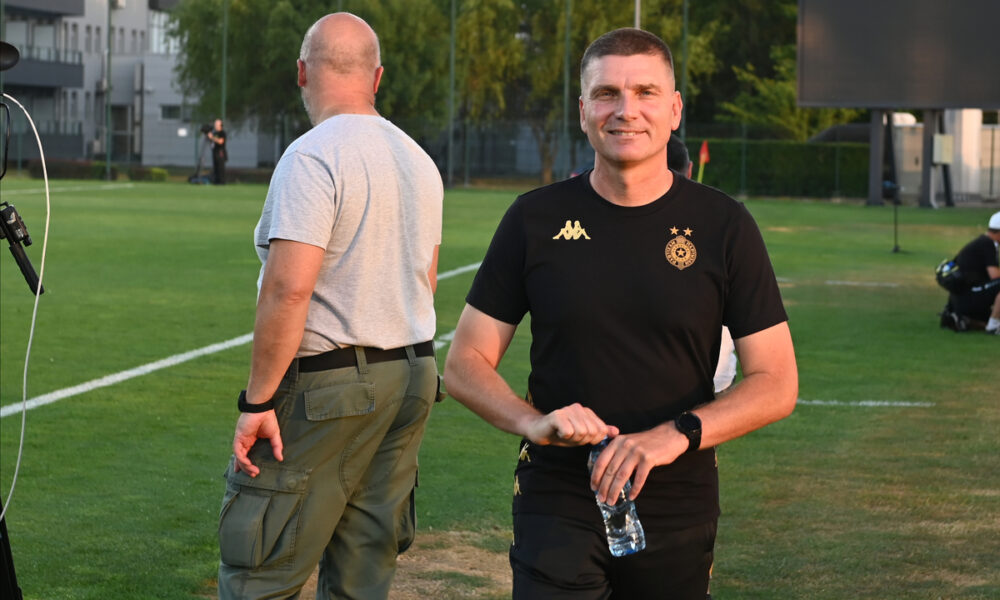 SRDJAN BLAGOJEVIC, trener fudbalera Partizana, na prijateljskoj utakmici protiv Rodine, na stadionu SC FSS. Stara Pazova, 26.06.2025. foto: Nebojsa Parausic Fudbal, Partizan, Rodina Moskva