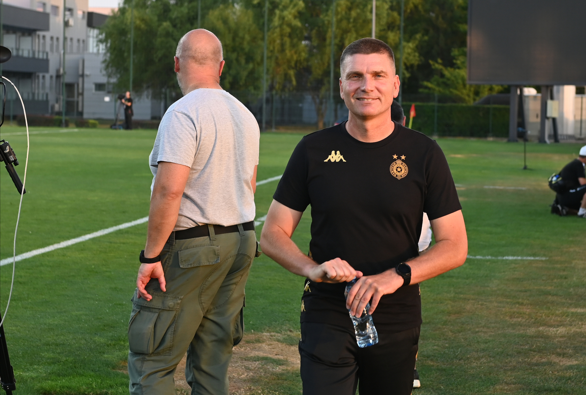 SRDJAN BLAGOJEVIC, trener fudbalera Partizana, na prijateljskoj utakmici protiv Rodine, na stadionu SC FSS. Stara Pazova, 26.06.2025. foto: Nebojsa Parausic Fudbal, Partizan, Rodina Moskva