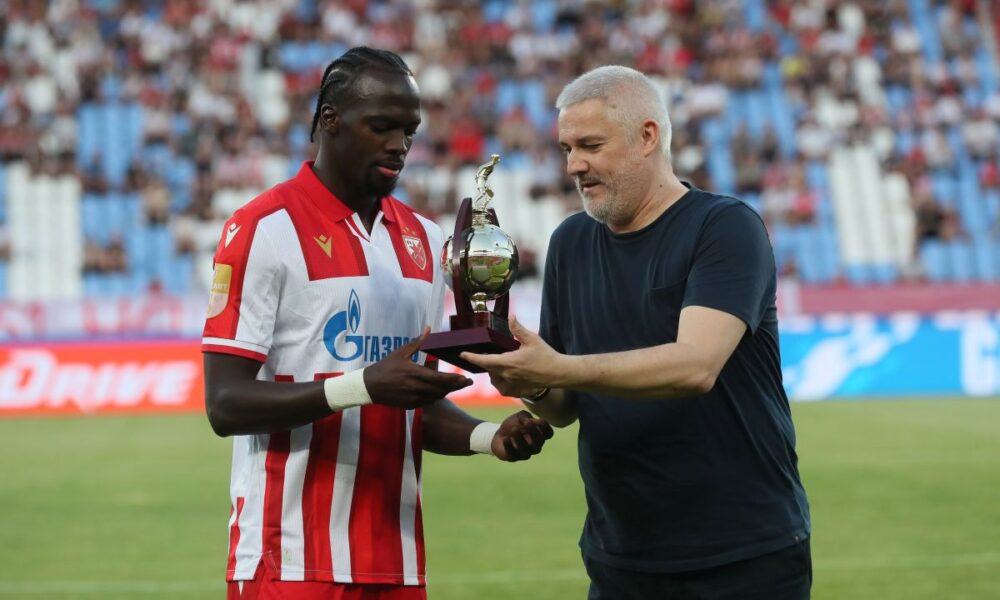 NDIAYE PEPE CHERIF Endiaje Pepe Serif, fudbaler Crvene zvezde, prima trofej, Slobodan Santrac, za najboljeg strelca prvenstva koji mu predaje NENAD SANTRAC, na prvenstvenoj utakmici protiv Javora, na Stadionu Rajko Mitic. Beograd, 19.07.2025. foto: MN Press / vm Fudbal, Crvena zvezda, Javor Matis