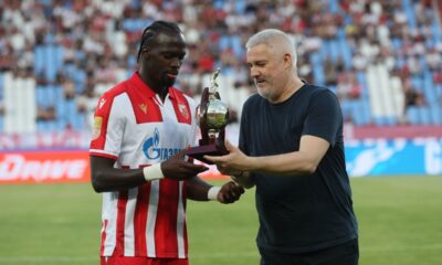 NDIAYE PEPE CHERIF Endiaje Pepe Serif, fudbaler Crvene zvezde, prima trofej, Slobodan Santrac, za najboljeg strelca prvenstva koji mu predaje NENAD SANTRAC, na prvenstvenoj utakmici protiv Javora, na Stadionu Rajko Mitic. Beograd, 19.07.2025. foto: MN Press / vm Fudbal, Crvena zvezda, Javor Matis
