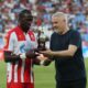 NDIAYE PEPE CHERIF Endiaje Pepe Serif, fudbaler Crvene zvezde, prima trofej, Slobodan Santrac, za najboljeg strelca prvenstva koji mu predaje NENAD SANTRAC, na prvenstvenoj utakmici protiv Javora, na Stadionu Rajko Mitic. Beograd, 19.07.2025. foto: MN Press / vm Fudbal, Crvena zvezda, Javor Matis