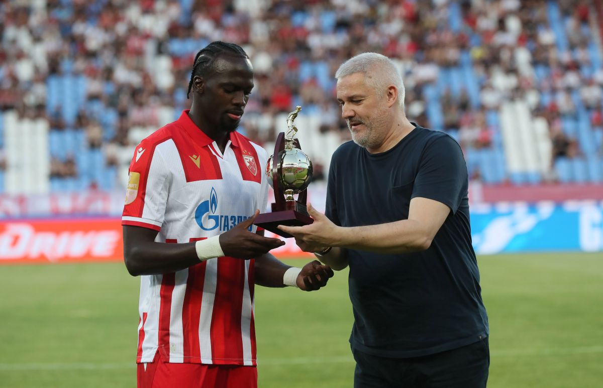 NDIAYE PEPE CHERIF Endiaje Pepe Serif, fudbaler Crvene zvezde, prima trofej, Slobodan Santrac, za najboljeg strelca prvenstva koji mu predaje NENAD SANTRAC, na prvenstvenoj utakmici protiv Javora, na Stadionu Rajko Mitic. Beograd, 19.07.2025. foto: MN Press / vm Fudbal, Crvena zvezda, Javor Matis