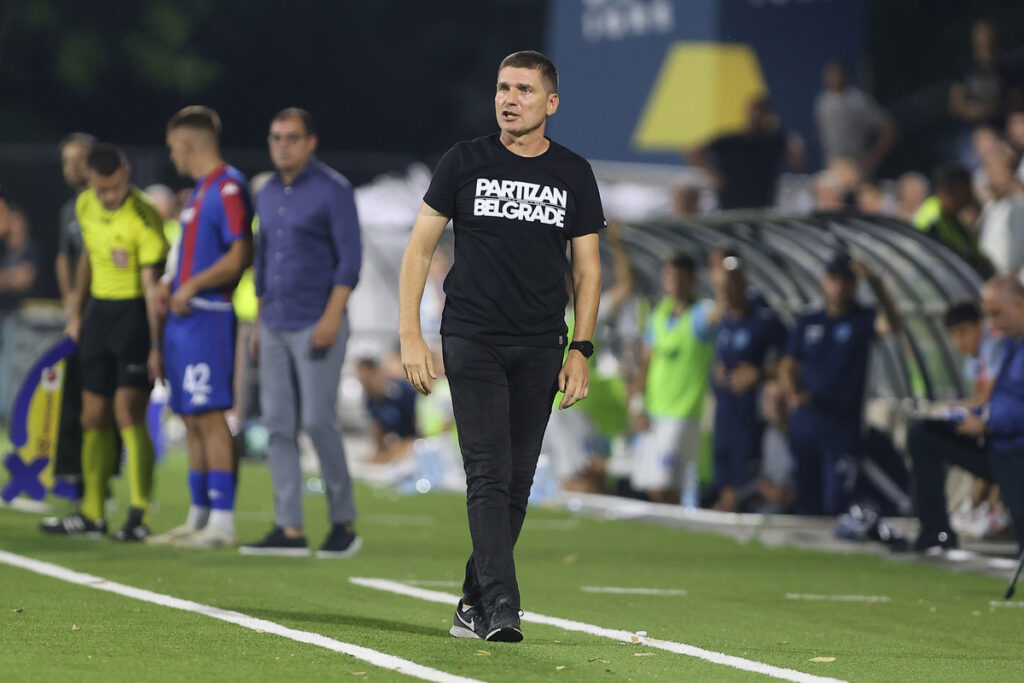 SRDJAN BLAGOJEVIC trener fudbalera Partizana na utakmici Mocart Superlige Srbije protiv Zeleznicara na stadionu SC Mladost, Pancevo 20.07.2025. godine Foto: Ivica Veselinov / MN PRESS
FUDBAL, FOOTBALL, MOZZART SUPERLIGA, PRVENSTVO SRBIJE, NATIONAL CHAMPIONSHIP, PARTIZAN, FK ZELEZNICAR PANCEVO