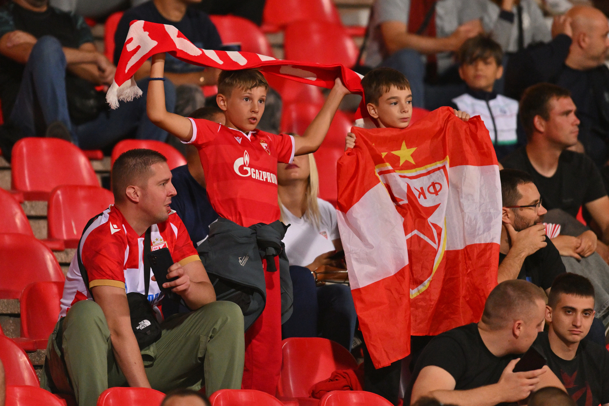 DELIJE navijaci fudbalera Crvene zvezde na utakmici kvalifikacija za UEFA Ligu Sampiona protiv Linkoln Red Imps Gibraltar na stadionu Rajka Mitica, Beograd 29.07.2025. godine Foto: Marko Metlas Fudbal, Crvena zvezda, UEFA Liga Sampiona , Linkoln Red Imps Gibraltar, Kvalifikacije