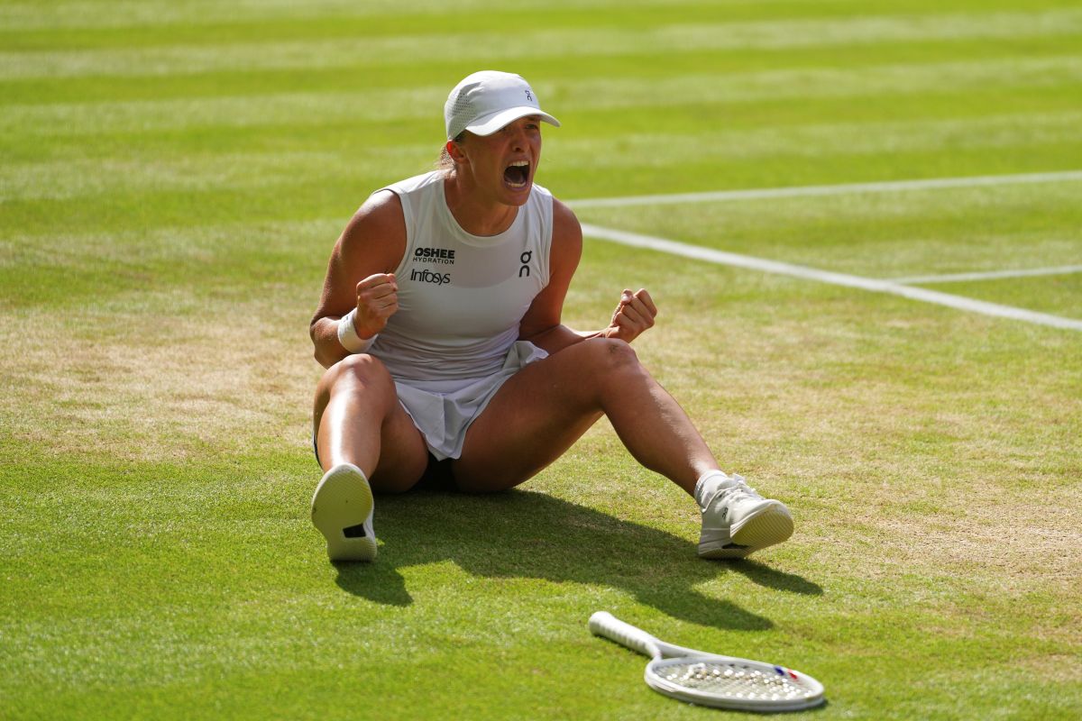 Iga Swiatek of Poland celebrates winning the women's singles final match against Amanda Anisimova of the U.S. at the Wimbledon Tennis Championships in London, Saturday, July 12, 2025.(AP Photo/Kirsty Wigglesworth)