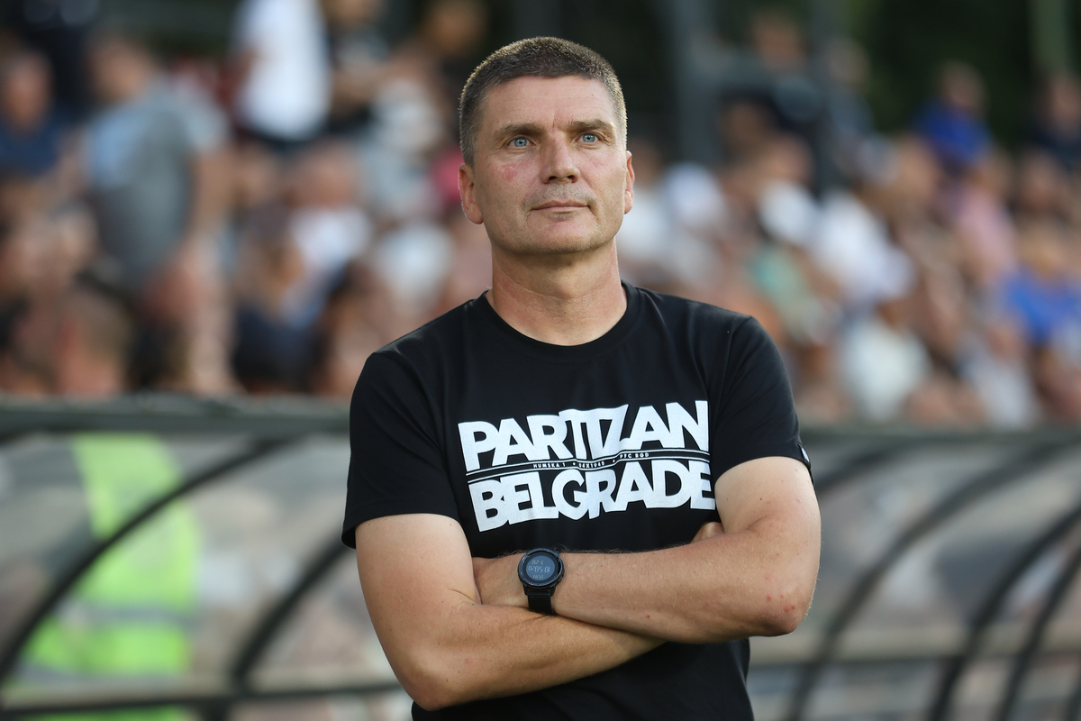 Trener Partizana na utakmici Mocart Superlige Srbije protiv Zeleznicara na stadionu SC Mladost, Pancevo 20.07.2025. godine Foto: Ivica Veselinov / MN PRESS FUDBAL, FOOTBALL, MOZZART SUPERLIGA, PRVENSTVO SRBIJE, NATIONAL CHAMPIONSHIP, PARTIZAN, FK ZELEZNICAR PANCEVO