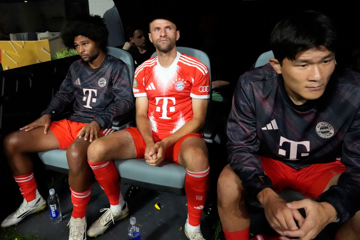 Bayern Munich's Serge Gnabry, from left, Thomas Muller, and Kim Min-jae sit on the bench during the Club World Cup quarterfinal soccer match between PSG and Bayern Munich in Atlanta, Saturday, July 5, 2025. (AP Photo/Mike Stewart)