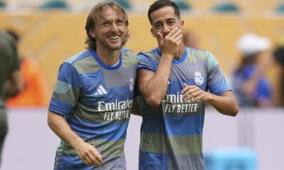 Real Madrid's Luka Modric, left, and Lucas Vazquez talk during a warmum for the Club World Cup round of 16 soccer match between Real Madrid and Juventus in Miami Gardens, Fla., Tuesday, July 1, 2025. (AP Photo/Rebecca Blackwell)