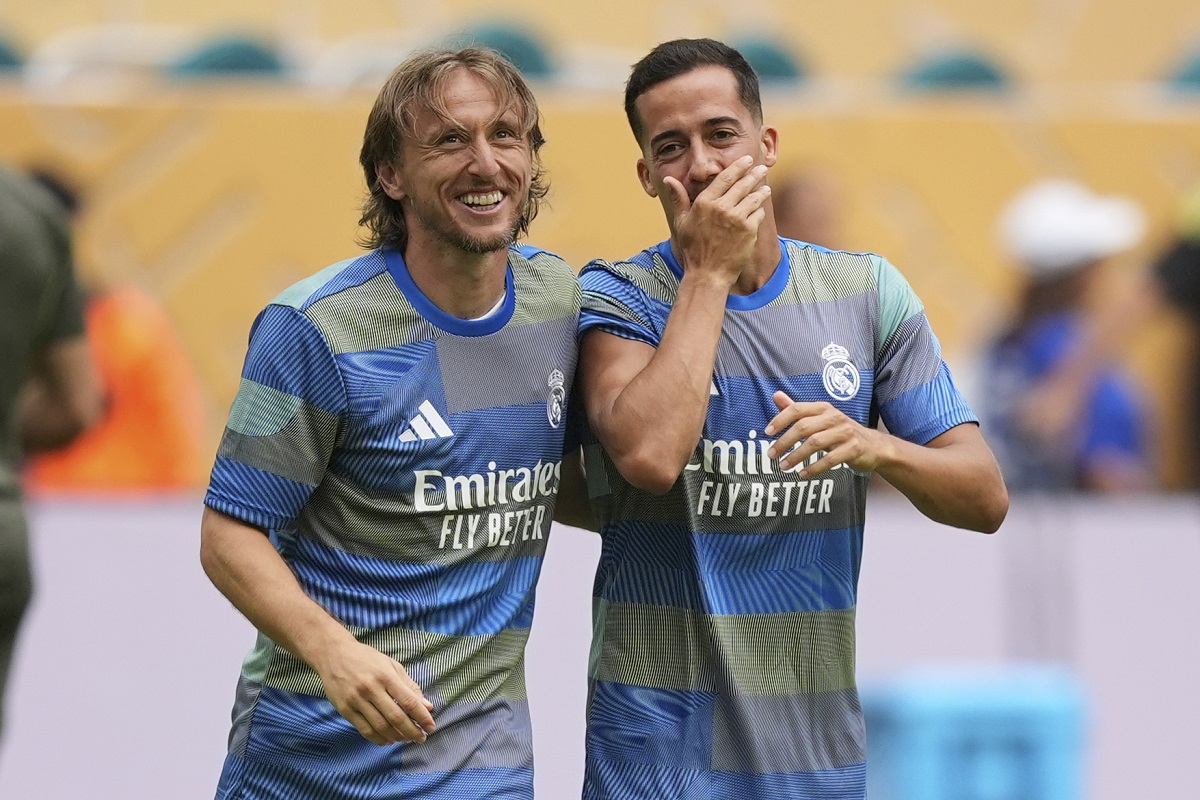 Real Madrid's Luka Modric, left, and Lucas Vazquez talk during a warmum for the Club World Cup round of 16 soccer match between Real Madrid and Juventus in Miami Gardens, Fla., Tuesday, July 1, 2025. (AP Photo/Rebecca Blackwell)