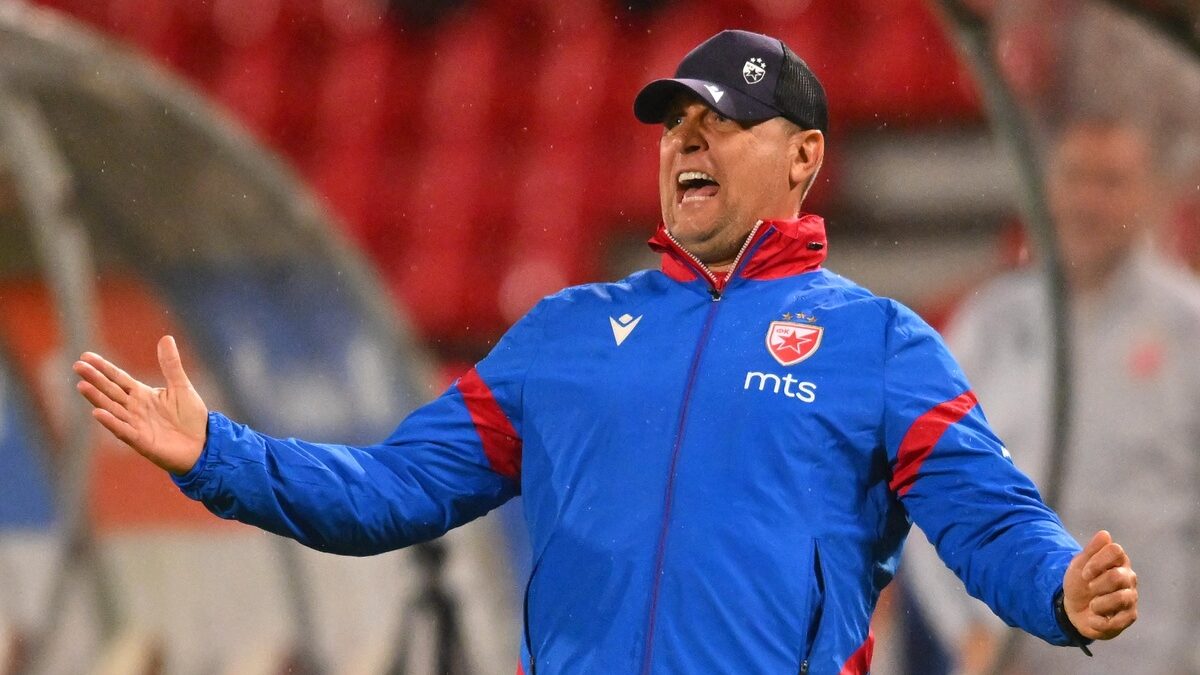 Trenera Crvene zvezde na utakmici kvalifikacija za UEFA Ligu Sampiona protiv Linkoln Red Imps Gibraltar na stadionu Rajka Mitica, Beograd 29.07.2025. godine Foto: Marko Metlas Fudbal, Crvena zvezda, UEFA Liga Sampiona , Linkoln Red Imps Gibraltar, Kvalifikacije