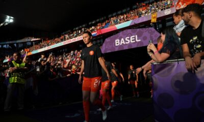 Setherlands' Damaris Egurrola and her teammates come on to the pitch for warmup before the Women's Euro 2025, group D, soccer match between the Netherlands and France at St. Jakob-Park in Basel, Switzerland, Sunday, July 13, 2025. (AP Photo/Alessandra Tarantino)