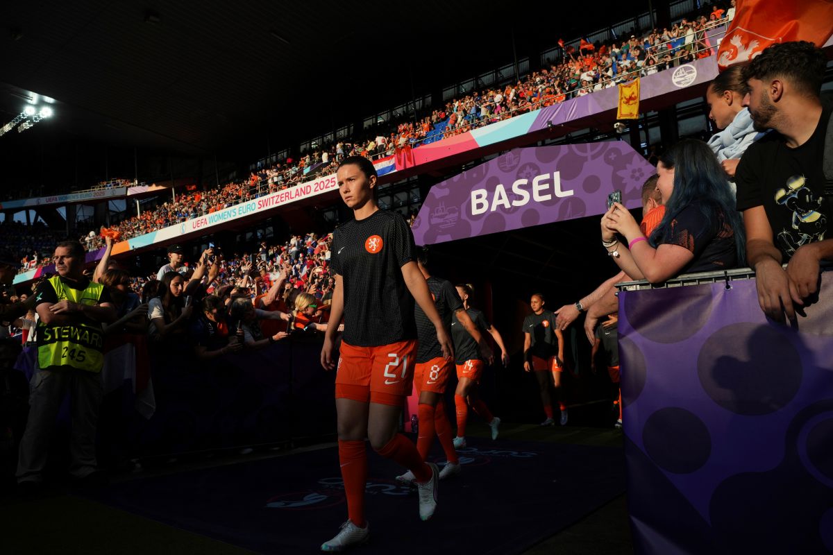 Setherlands' Damaris Egurrola and her teammates come on to the pitch for warmup before the Women's Euro 2025, group D, soccer match between the Netherlands and France at St. Jakob-Park in Basel, Switzerland, Sunday, July 13, 2025. (AP Photo/Alessandra Tarantino)