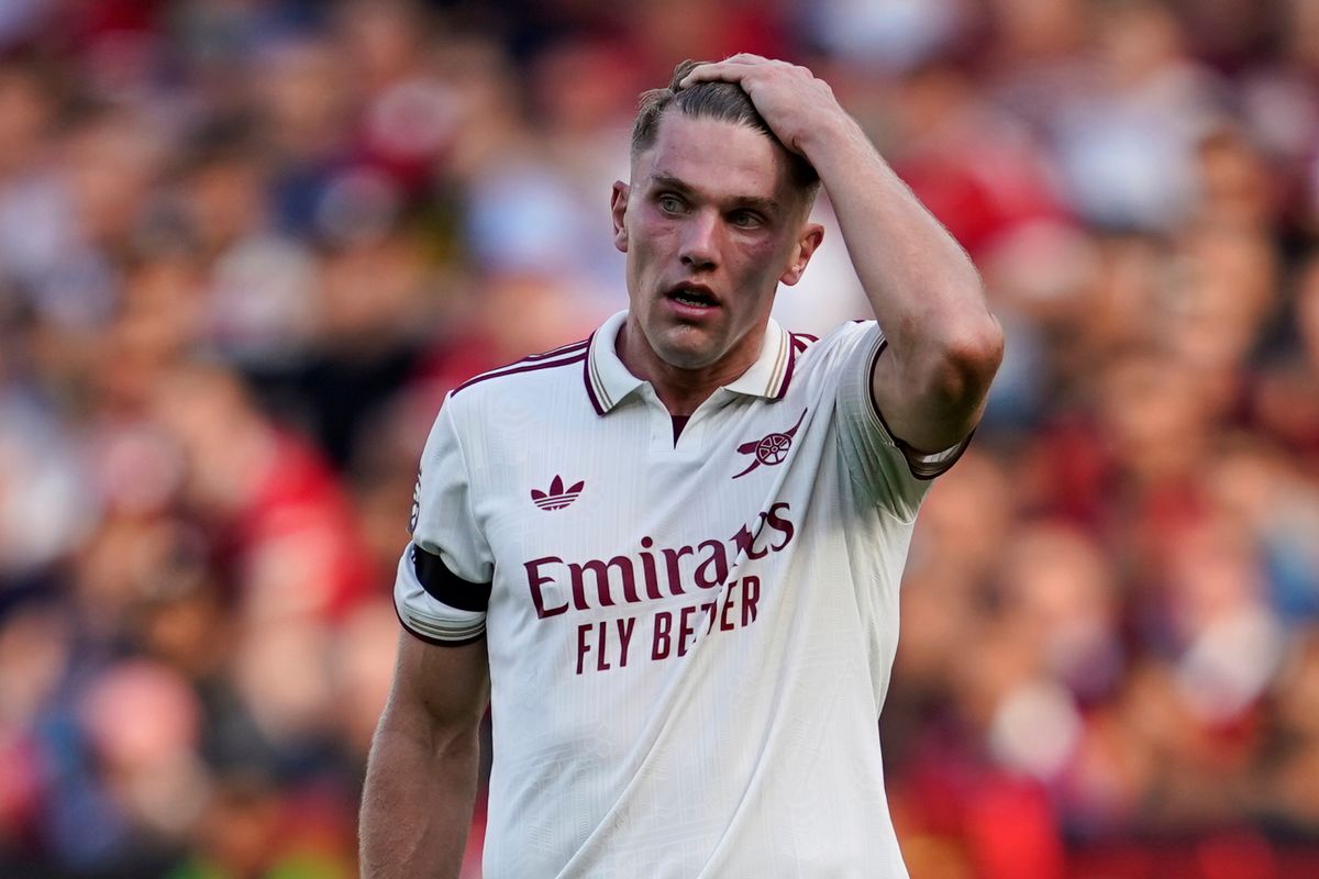 rsenal's Viktor Gyoekeres holds his head during the English Premier League soccer match between Manchester United and Arsenal at Old Trafford stadium in Manchester, England, Sunday, Aug. 17, 2025. (AP Photo/Dave Thompson)