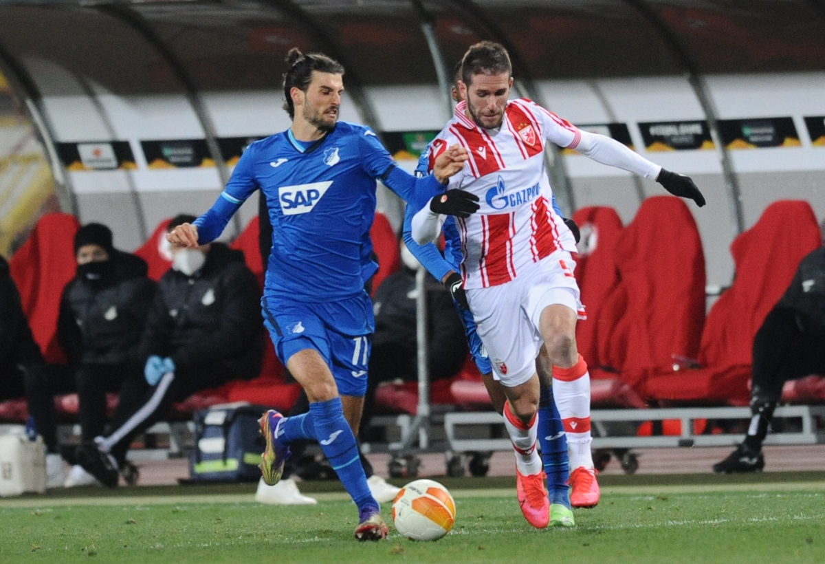 ALEKSA VUKANOVIC, fudbaler Crvene zvezde, na utakmici Lige Evrope protiv Hoffenhajma, i FLORIAN GRILLITSCH, na stadionu Rajko Mitic. Beograd, 03.12.2020. foto: Nebojsa Parausic Fudbal, UEFA, Crvena zvezda, Hofenhajm