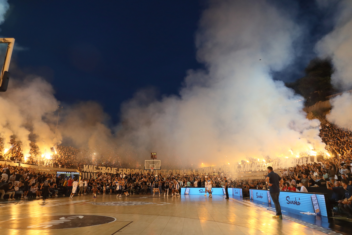 GROBARI navijaci kosarkasa Partizana na prijateljskoj utakmici protiv Fuenlabrade na stadionu Tasmajdan, Beograd 13.09.2023. godine Foto: Marko MetlasKosarka, Partizan, Prijateljska utakmica, Fuenlabrada