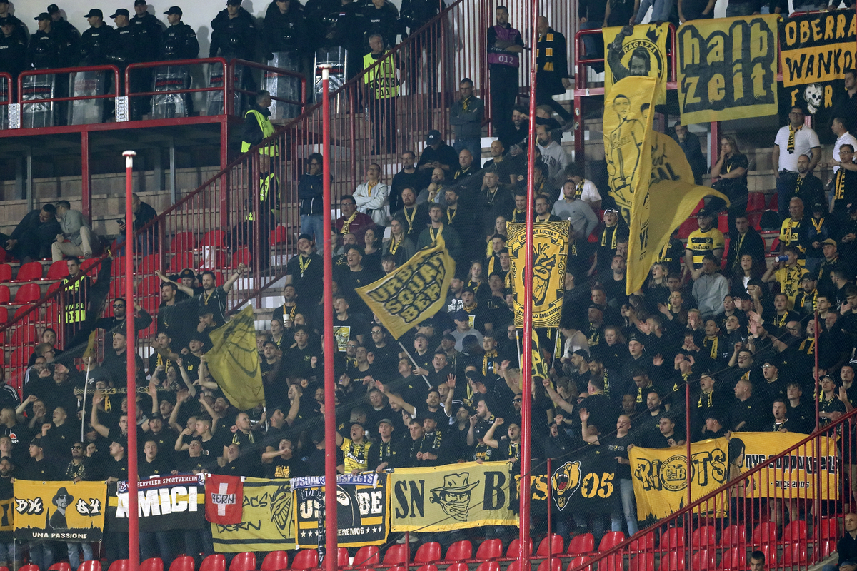 NAVIJACI fudbalera Jang Bojs Bern na utakmici UEFA Lige Sampiona protiv Crvene zvezde na stadionu Rajko Mitic, Beograd 04.10.2023. godine Foto: Marko Metlas Fudbal, Crvena zvezda, UEFA Liga Sampiona , Jang Bojs Bern