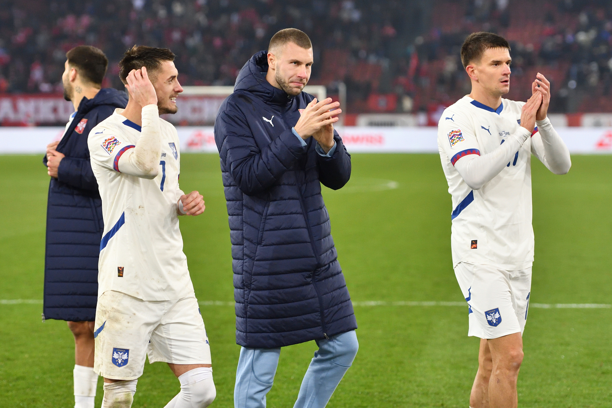 ALEKSA TERZIC, STRAHINJA PAVLOVIC, MIRKO TOPIC RADOST fudbalera reprezentacije Srbije na utakmici UEFA Lige nacija protiv Svajcarske na stadionu Lecigrund, Cirih 15.11.2024. godine Foto: Marko Metlas Fudbal, Reprezentacija, Srbija, Svajcarska, UEFA Liga nacija