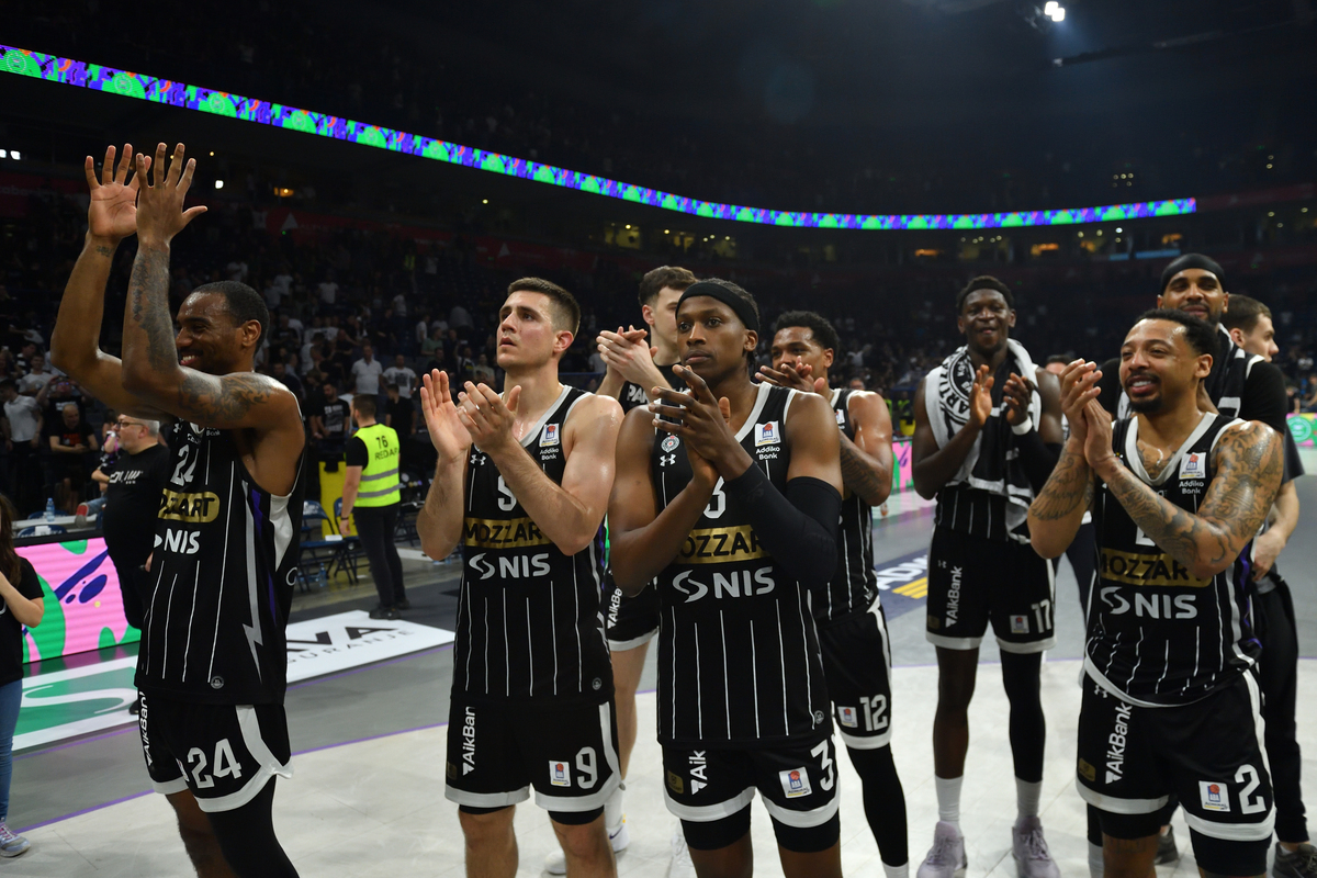 ISIAHA MIKE Ajzeja Majk, VANJA MARINKOVIC , FRANK NTILIKINA Frenk Ntilikina, CARLIK JONES Karlik Dzons kosarkasi Partizana na utakmici Jadranske ABA lige protiv Crvene zvezde u hali Beogradska arena, Beograd 21.04.2025. godine Foto: Marko Metlas Kosarka, Crvena zvezda, Jadranska ABA liga, Partizan