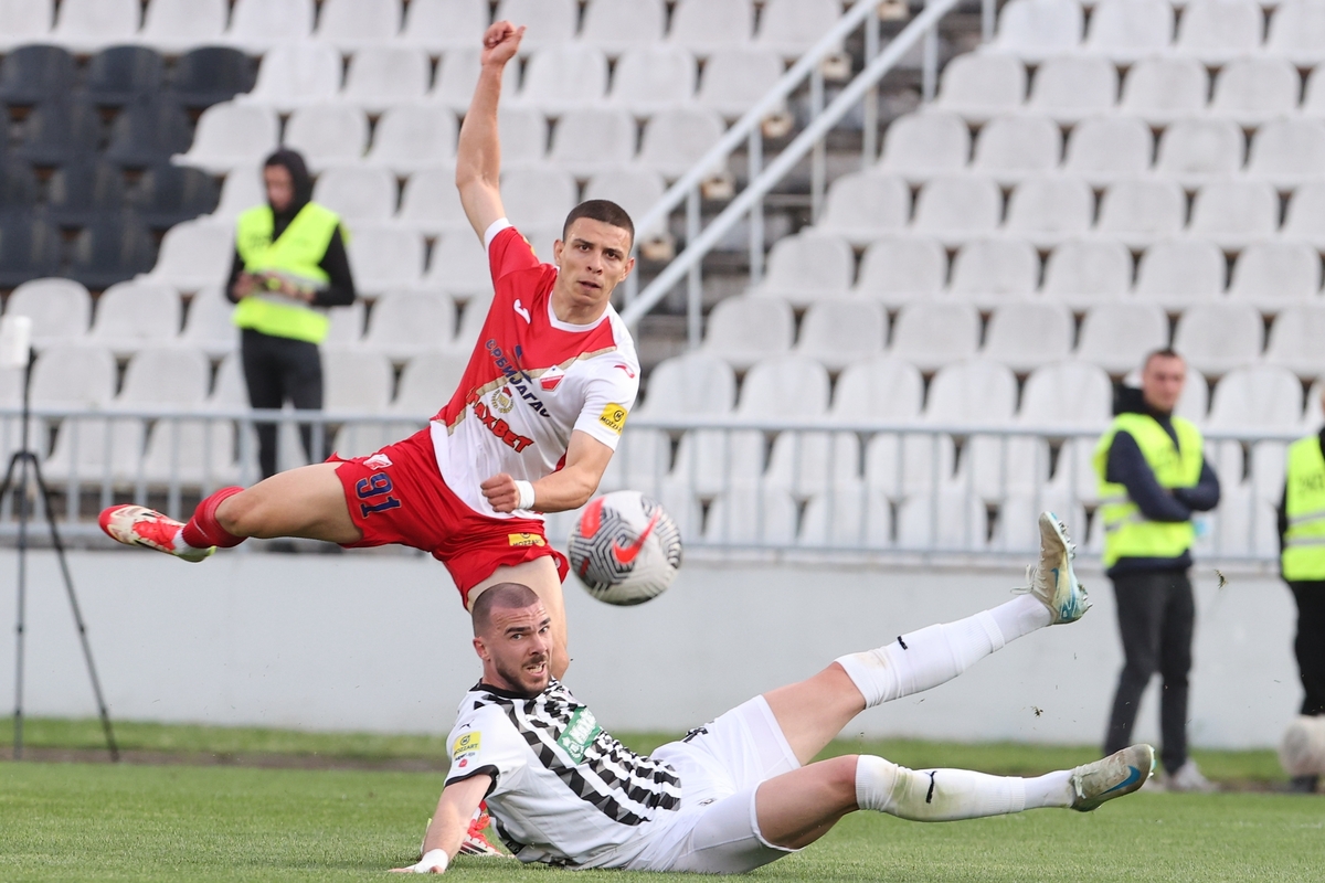 LAZAR ROMANIC fudbaler Vojvodine Novi Sad na utakmici Superlige Prvenstva Srbije protiv NIHAD MUJAKIC iz Partizana na stadionu Partizana, Beograd 25.05.2025. godine Foto: MN PRESS Fudbal, Partizan, Superliga Prvenstvo Srbije, Vojvodina Novi Sad