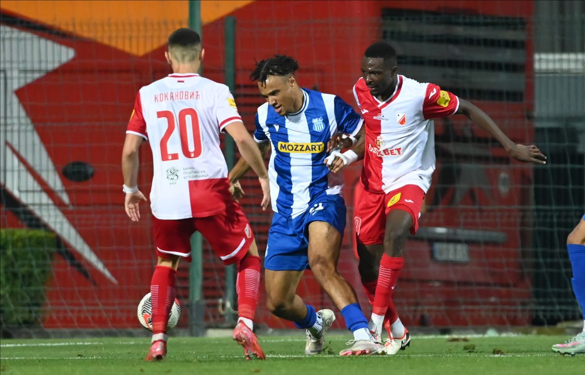 JAY IFEANYI JUNIOR ENEM, fudbaler OFK Beograda, na prvenstvenoj utakmici protiv Vojvodine, i COLLINS LUSAKA SICHENJE, na stadionu SC FSS. Stara Pazova, 09.08.2025. foto: Nebojsa Parausic Fudbal, OFK Beograd, Vojvodina