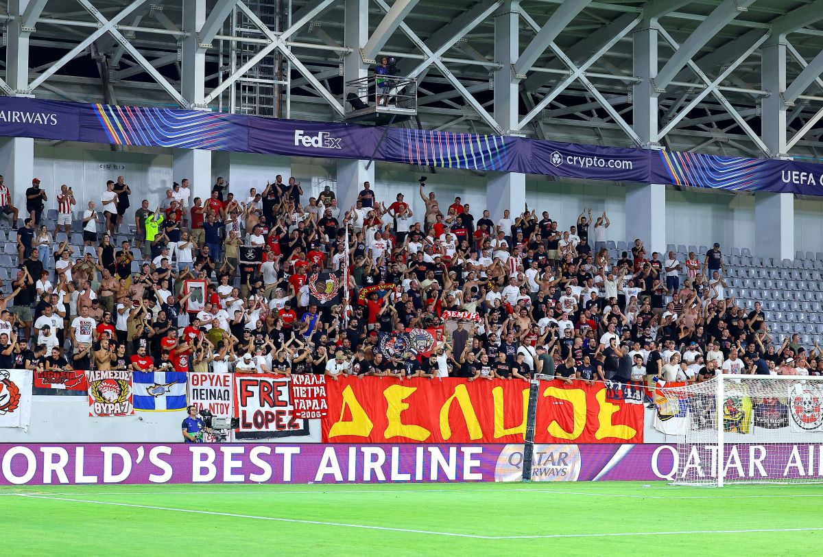 DELIJE, navijaci fudbalera Crvene zvezde, na utakmici UEFA kvalifikacija za Ligu Sampiona, protiv Pafosa, na stadionu Limasol. Limasol, 26.08.2025. foto: MN Press / ss Fudbal, UEFA Liga Sampiona, Pafos, Crvena zvezda