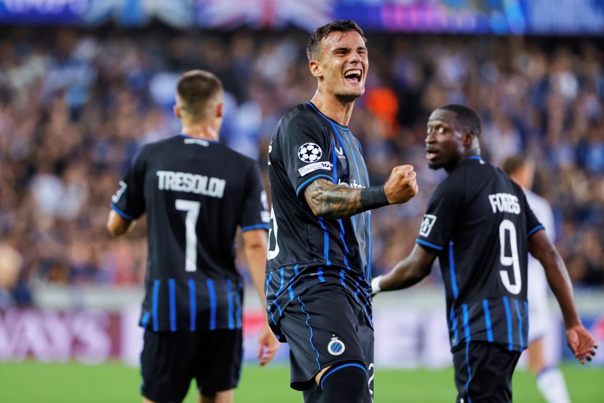 Brugge's Aleksandar Stankovic, center, celebrates after scoring his sides fourth goal during the Champions League play-off second leg soccer match between Rangers FC and Club Brugge at the Jan Breydel stadium in Bruges, Belgium, Wednesday, Aug. 27, 2025. (AP Photo/Omar Havana)